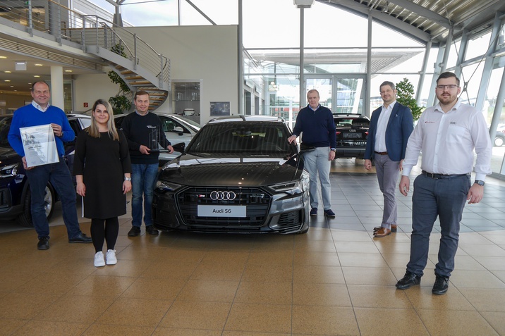 Die Übergabe der Auszeichnung erfolgte durch den Gebietsleiter für Service & Qualität, Ewald Poinstingl von Porsche Austria