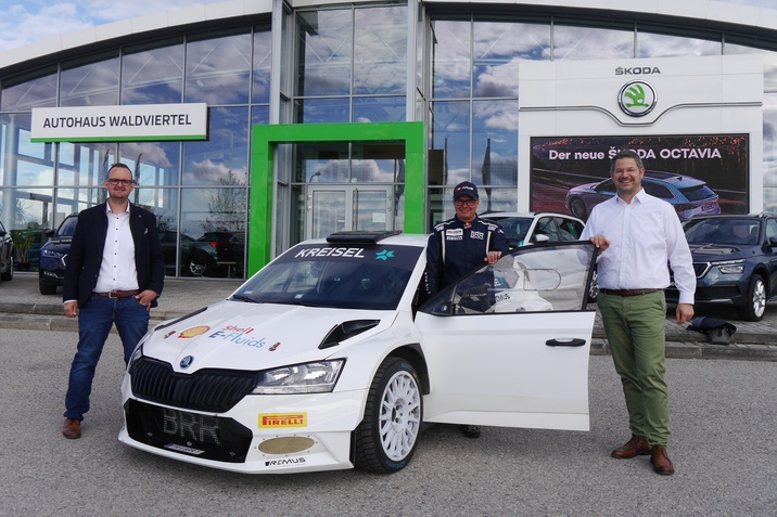 Elektrisches Rallyefahrzeug mit Rennfahrer Raimund Baumschlager und unsere Geschäftsleitung